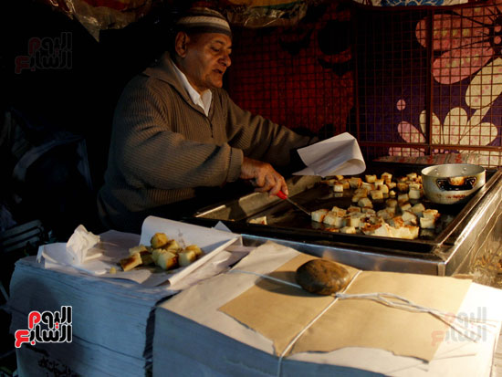 أبو  ياسر  يبلغ  من العمر 75 عاما  قضي  منها  20 عاما  في صناعة الحلوي 