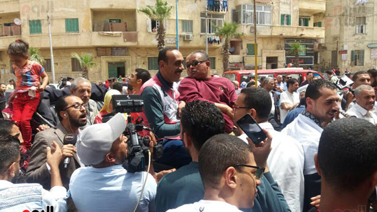 حضور-كثيف-من-المواطنين-لتسليم-سيارة-صندوق-تحيا-مصر-(2)