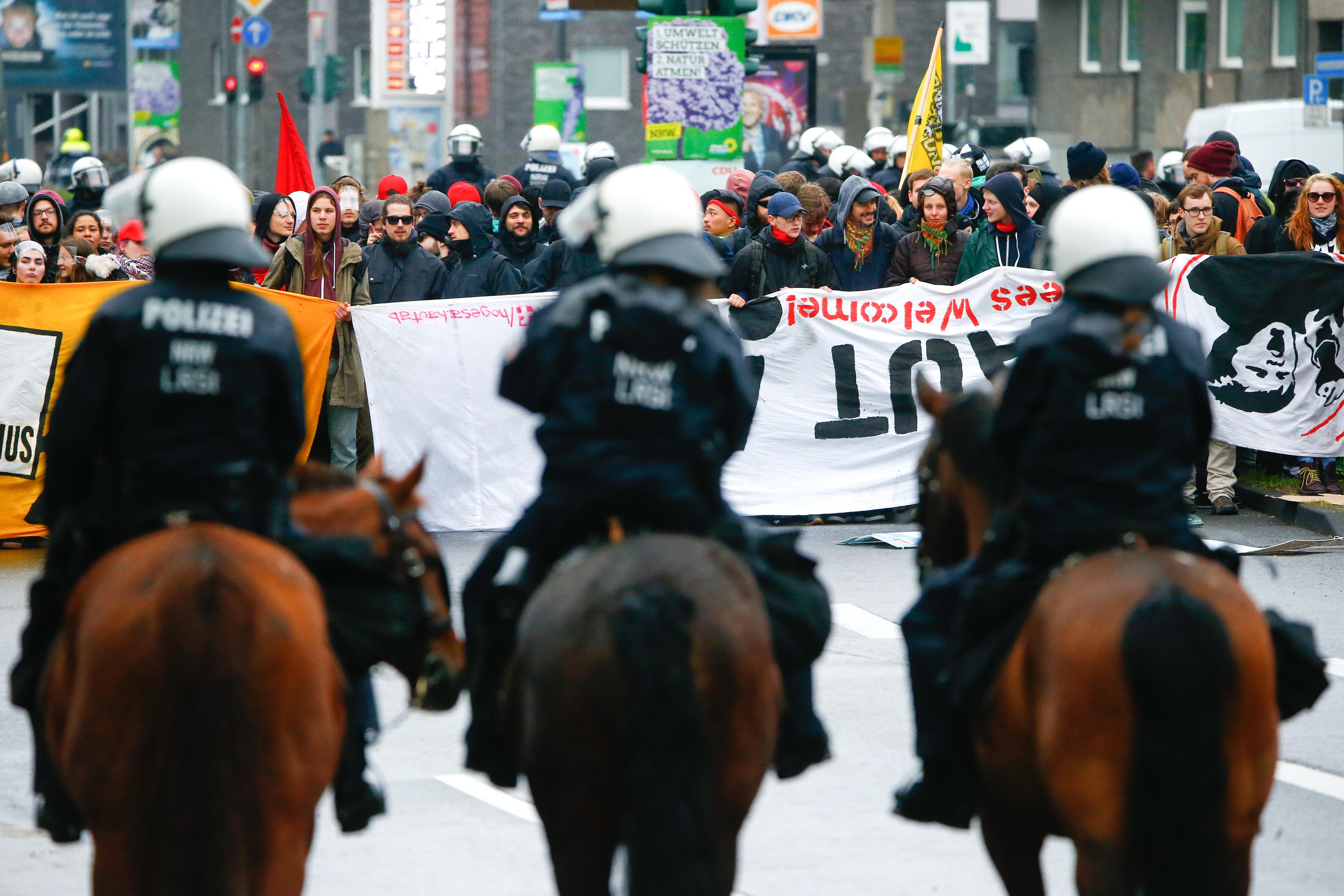 الشرطة الألمانية تصطف فى مواجهة المتظاهرين