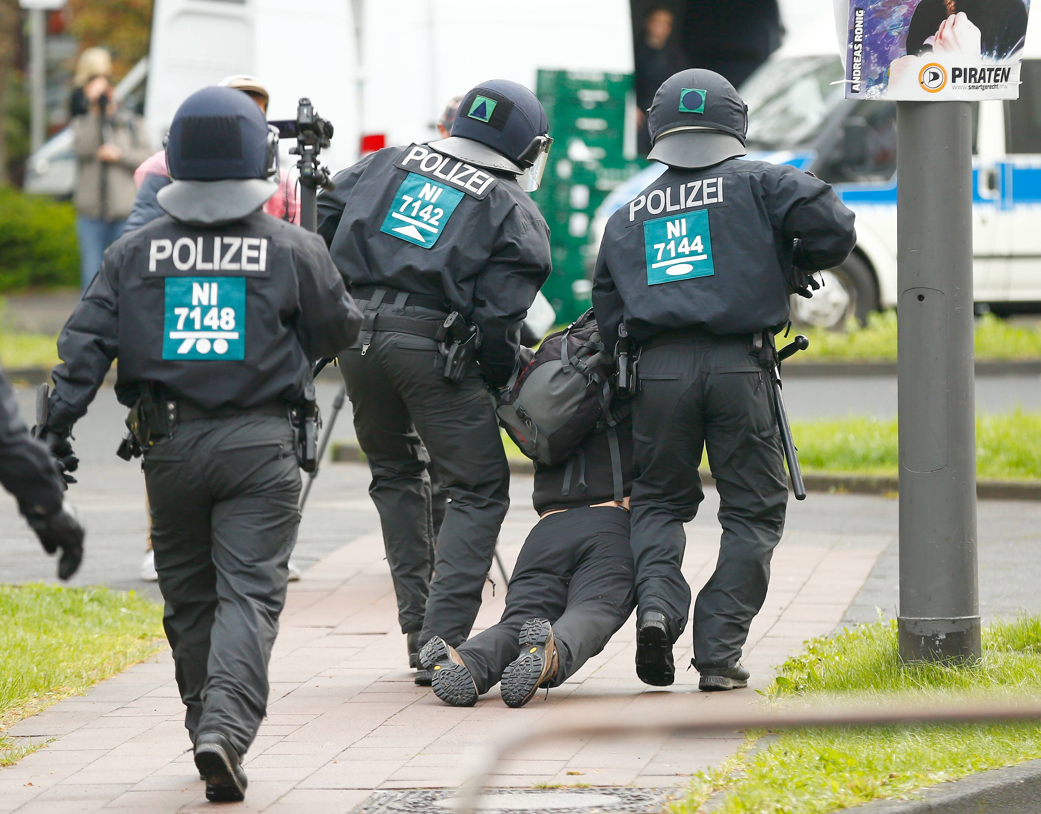 أفراد الشرطة الألمانية يسحلون متظاهر