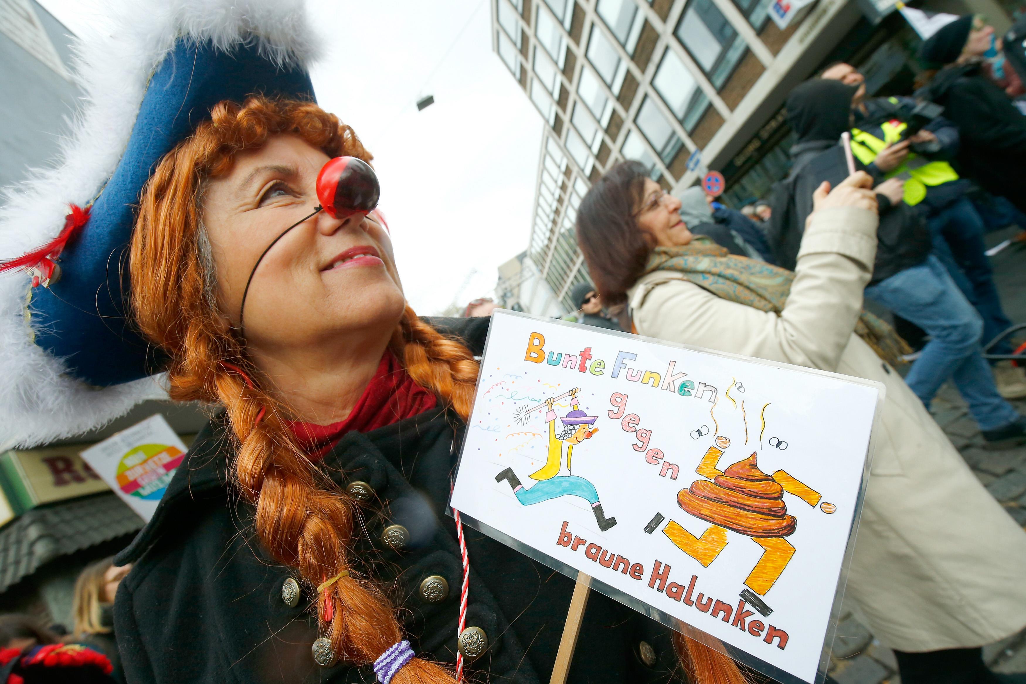 متظاهرة تحمل لافتة مسيئة لحزب البديل من أجل ألمانيا