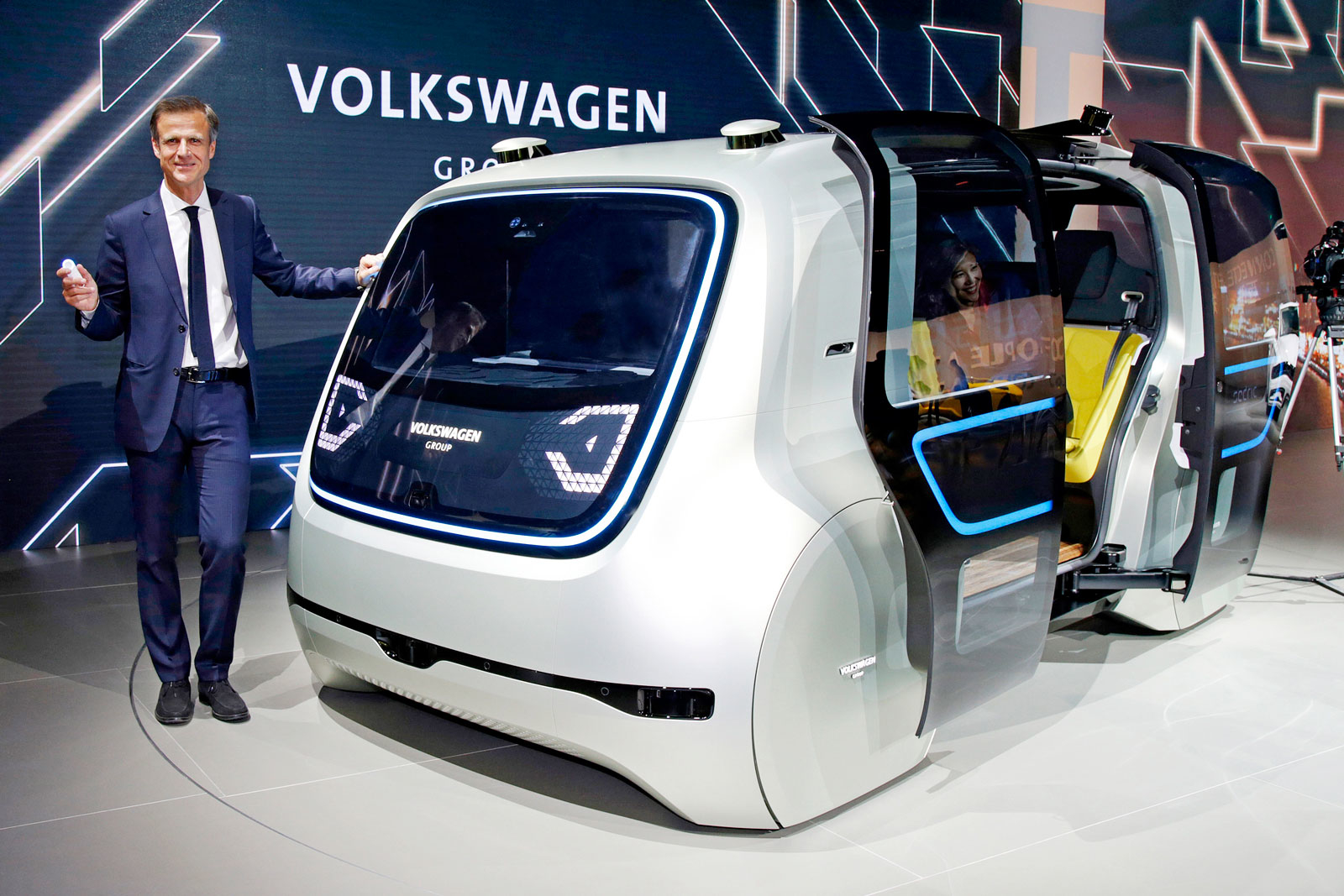 Volkswagen робот. Volkswagen Sedric Concept. Беспилотные автомобили Volkswagen Sedric. Робот такси. Робот Фольксваген.