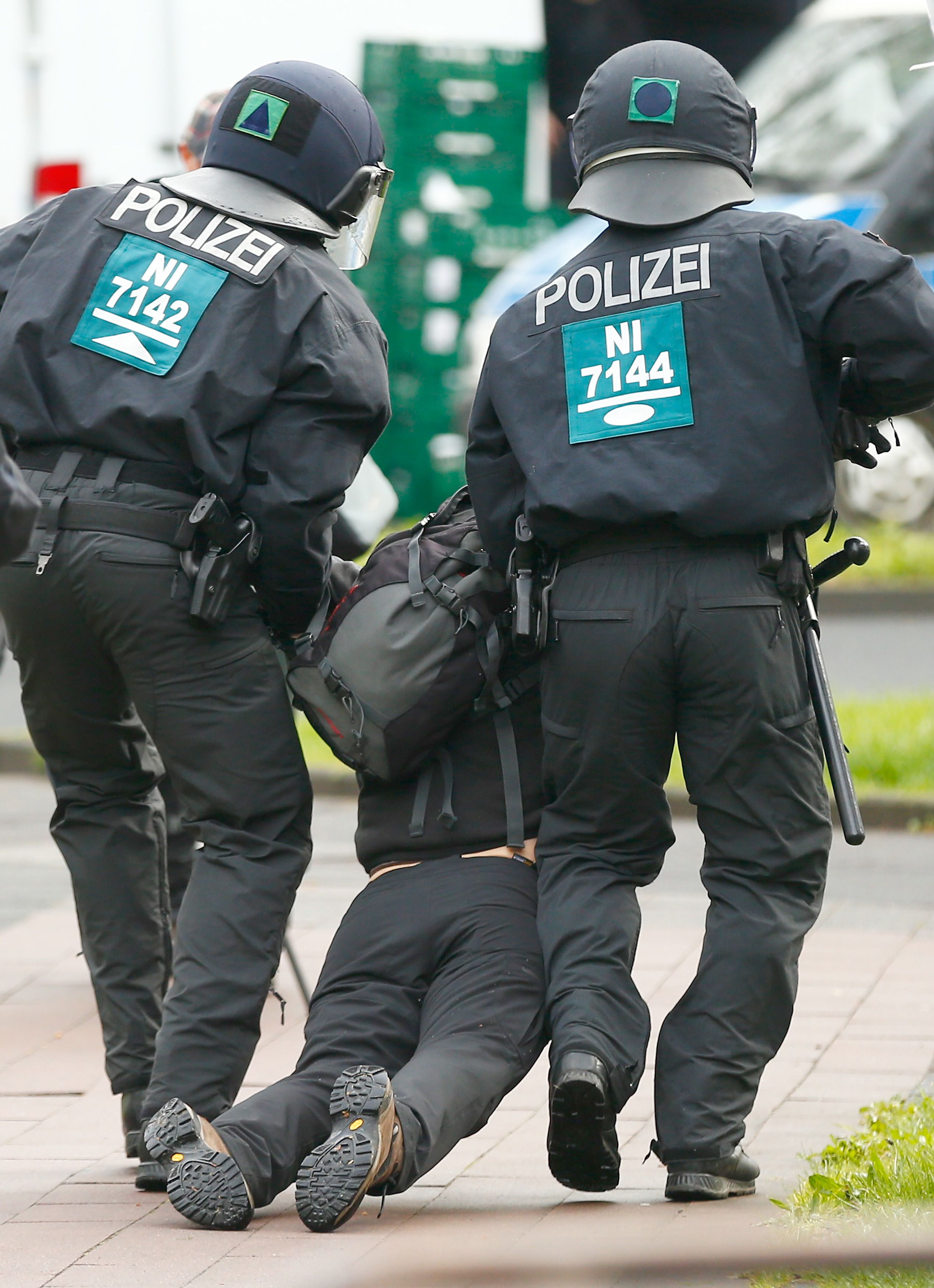 الشرطة الألمانية تسحل متظاهر ضد حزب البديل من أجل ألمانيا