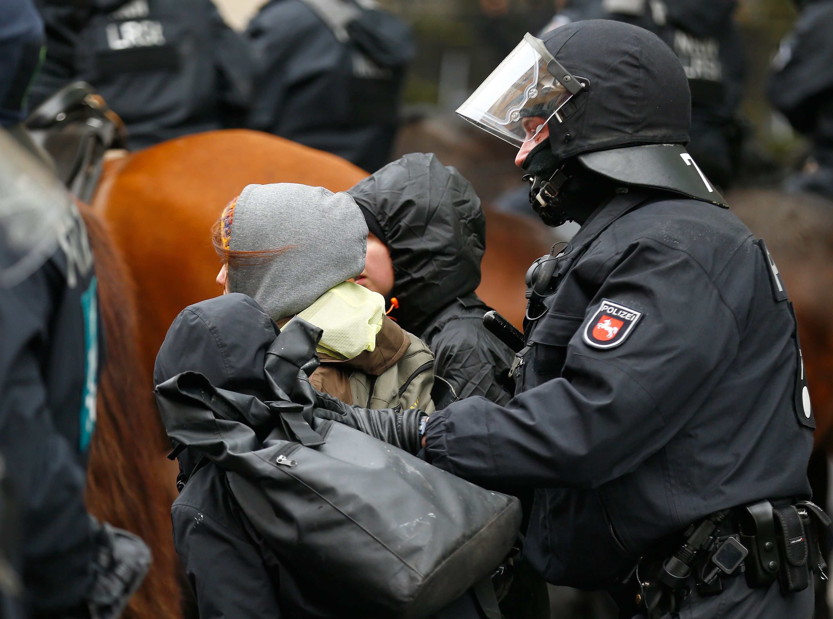 الشرطة تضبط متظاهرة ضد حزب البديل من أجل ألمانيا