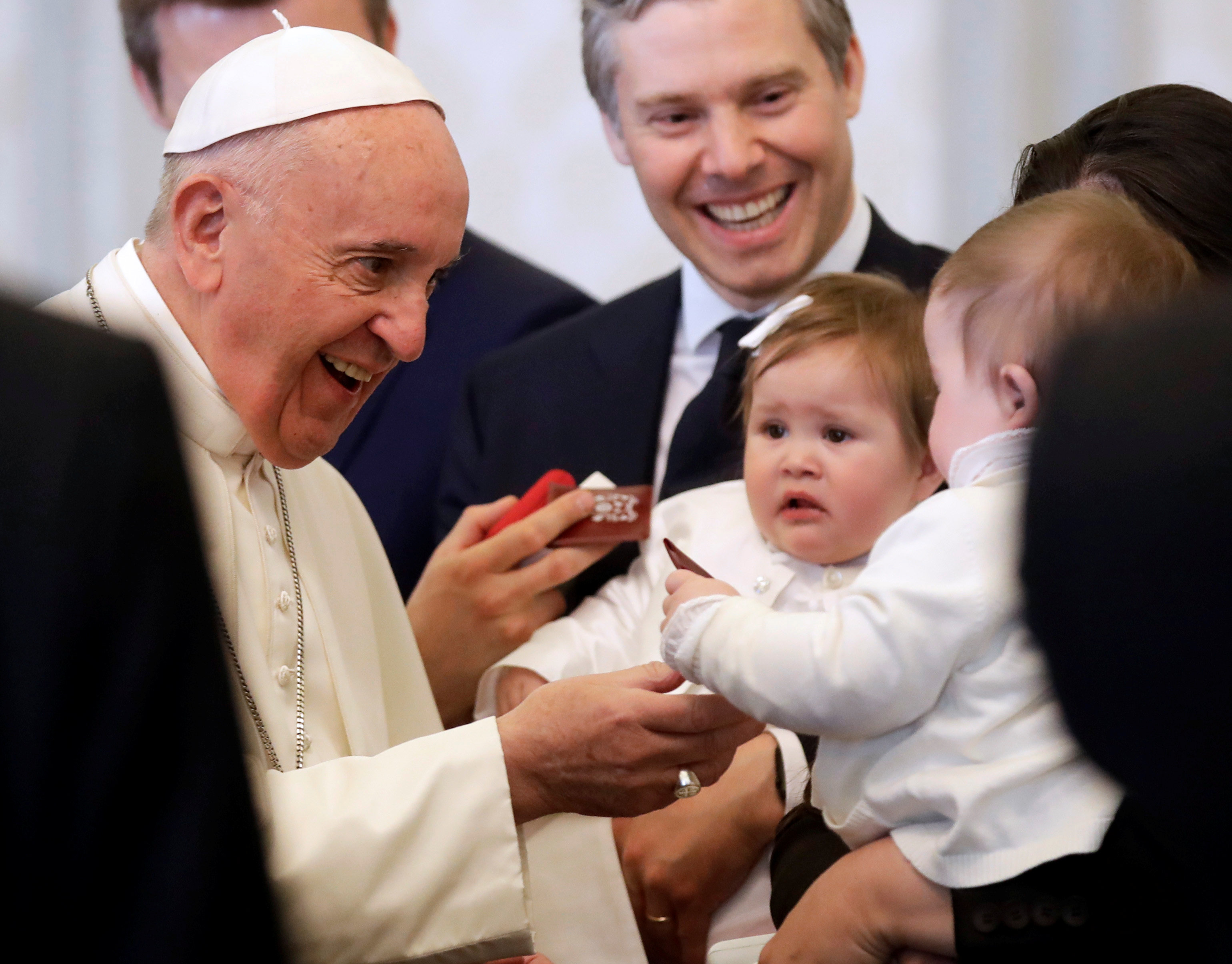 بابا الفاتيكان يداعب الأطفال الرضع
