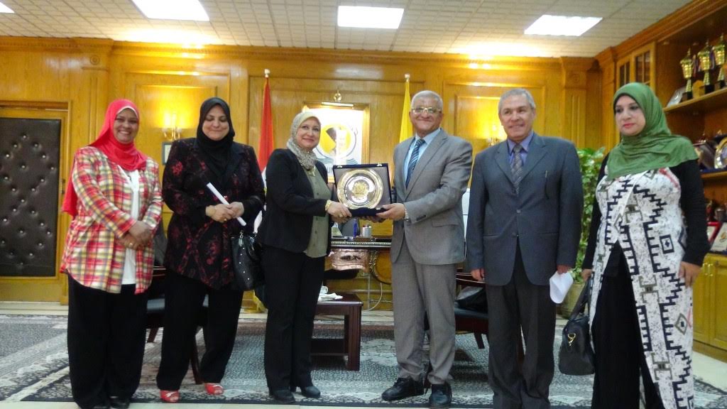 رئيس جامعة المنيا يهدى درع الجامعة للنقيب العام للتمريض