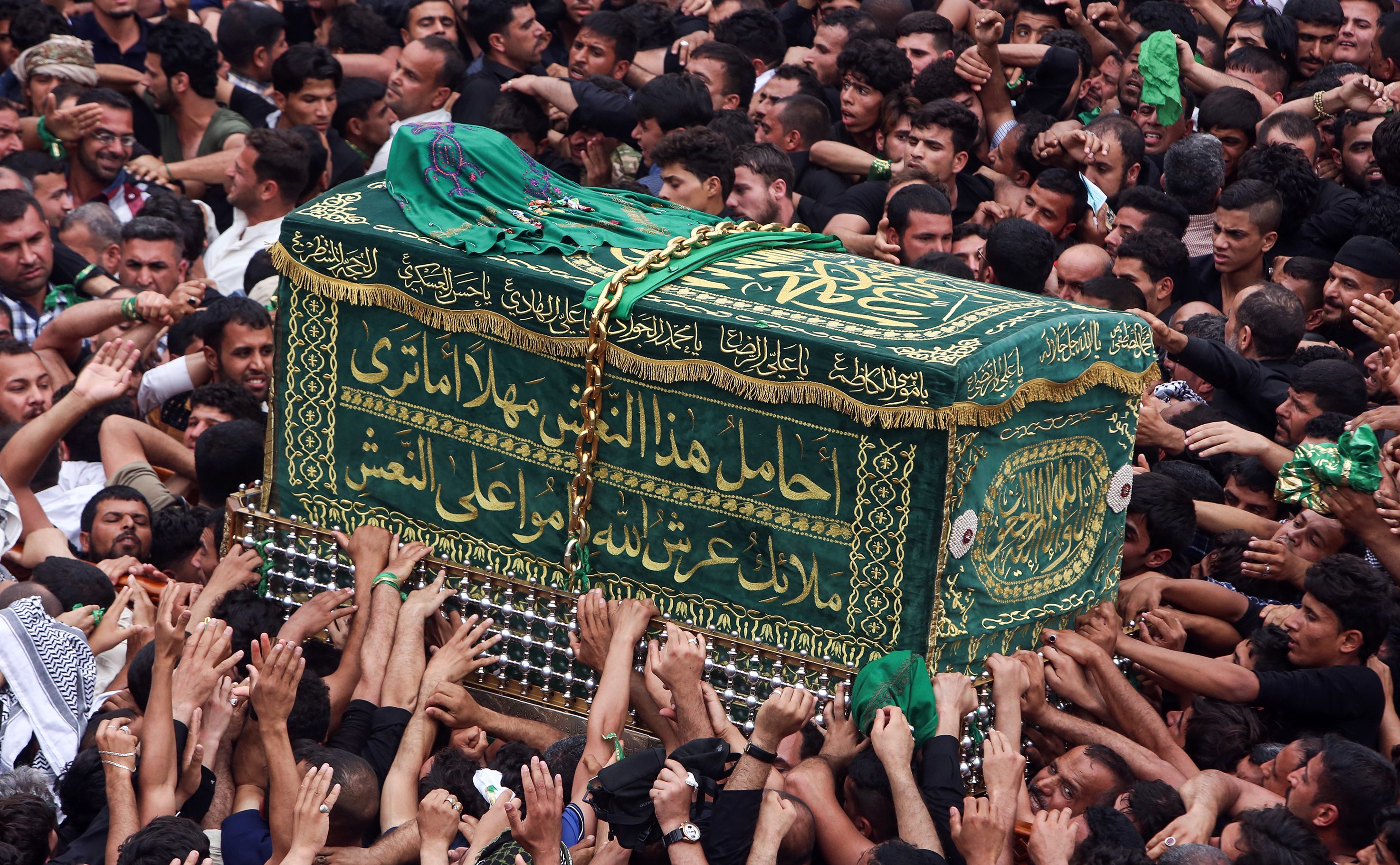 نعش رمزى خلال احتفالات الشيعة بذكرى وفاة الإمام الكاظم