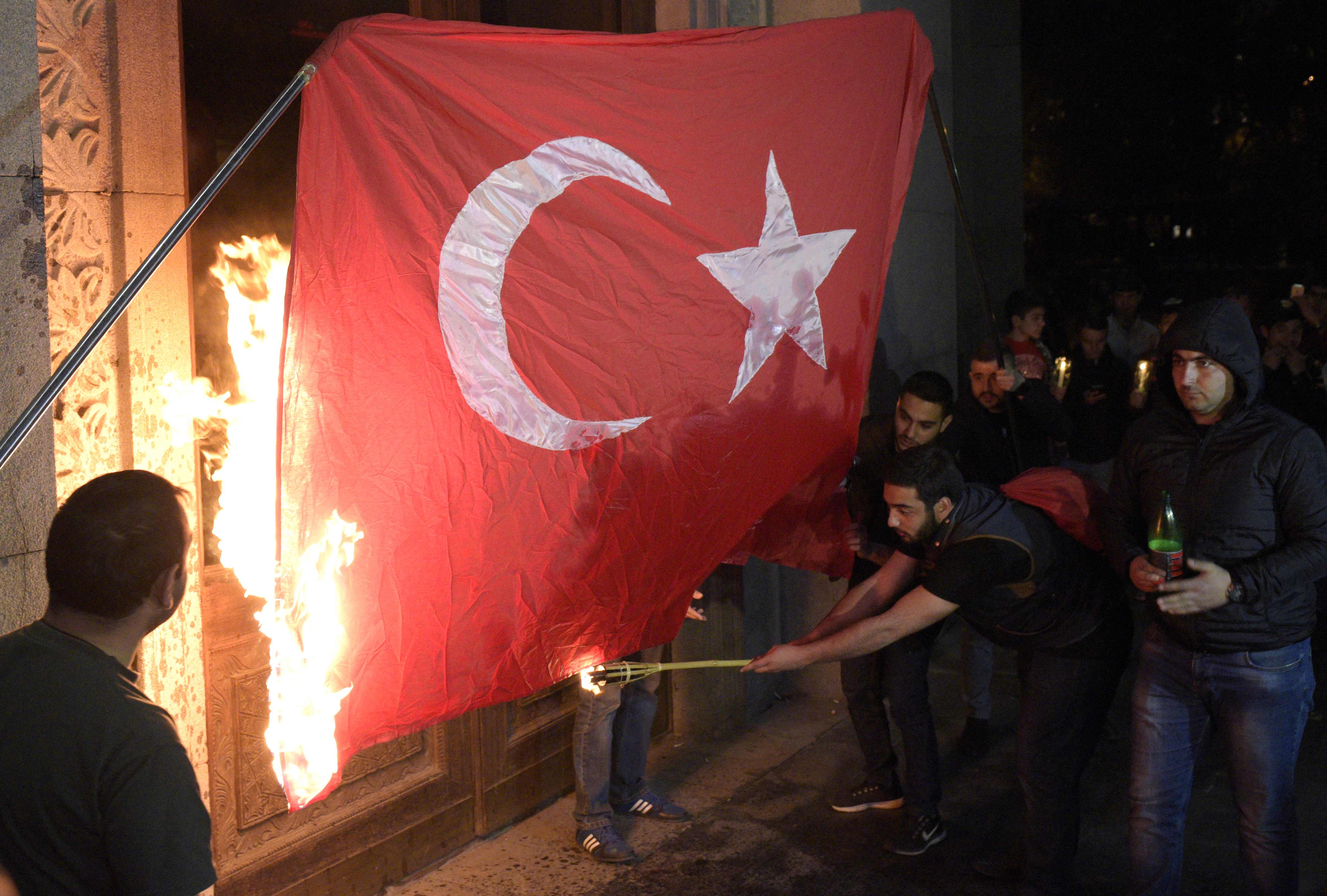 حرق العلم التركى