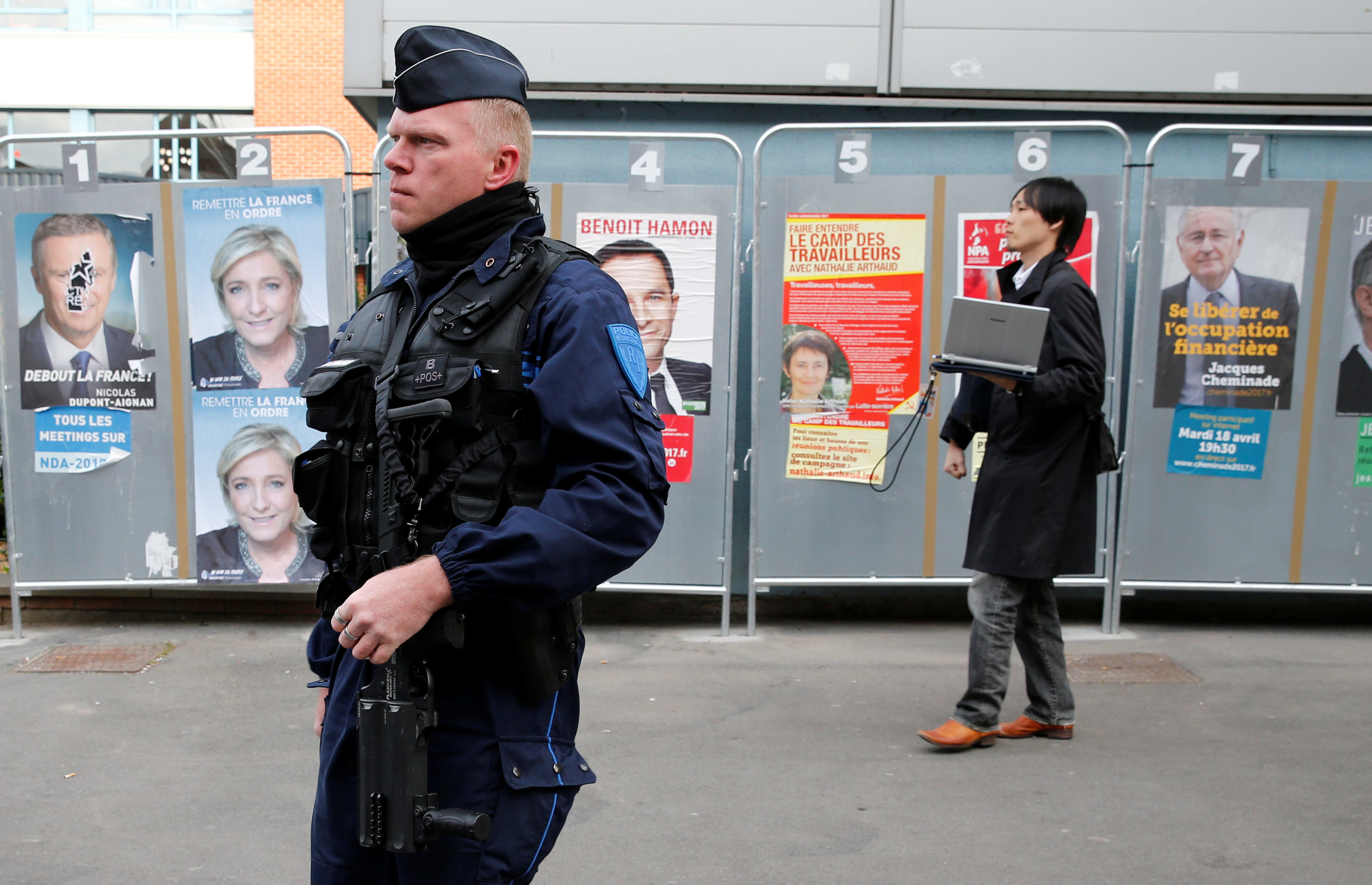 انتشار الشرطة الفرنسية فى محيط لجان الاقتراع