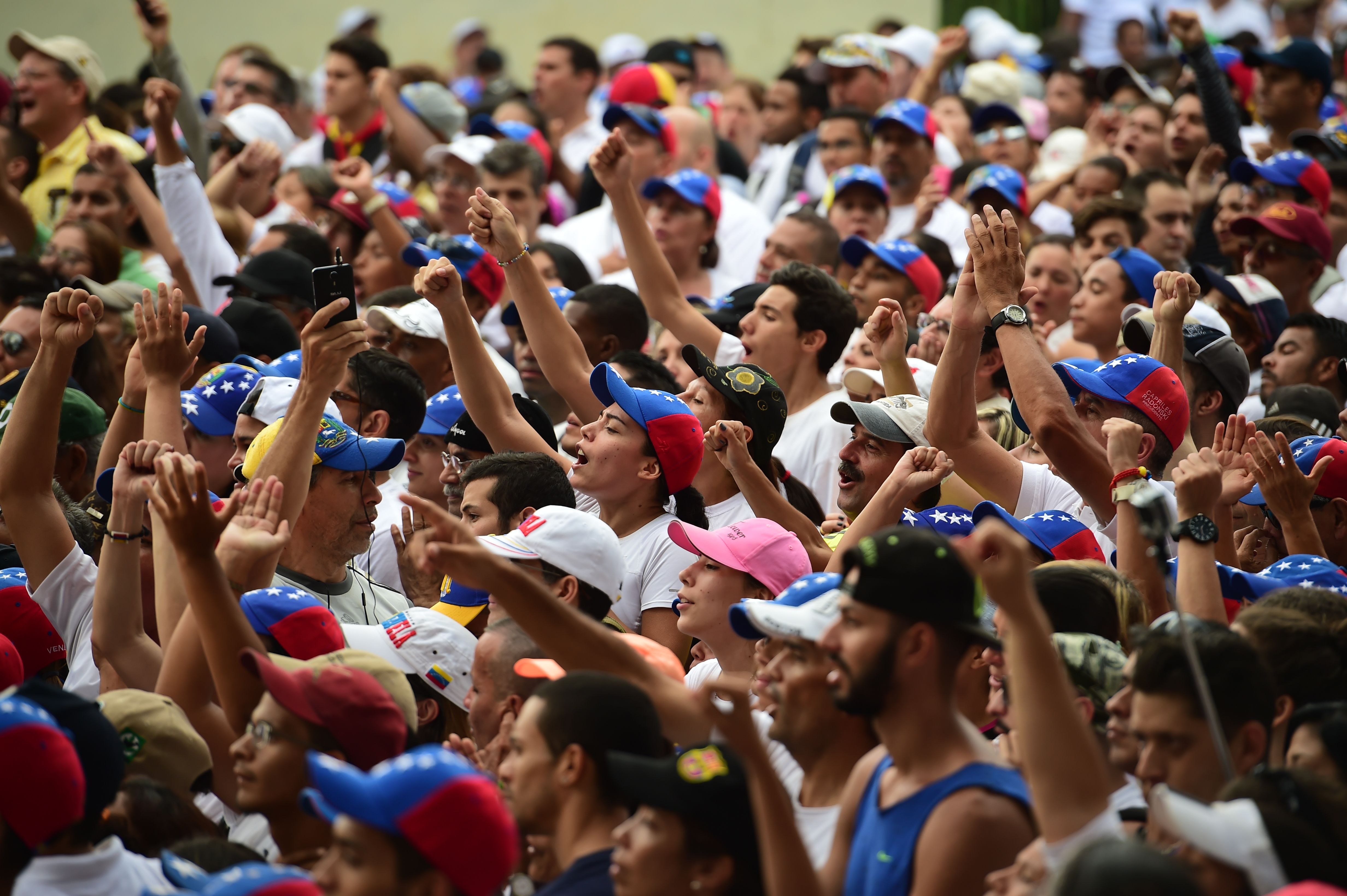 مسيرات صامتة للمعارضة الفنزويلية بعد سقوط 20 قتيلا فى 3 أسابيع
