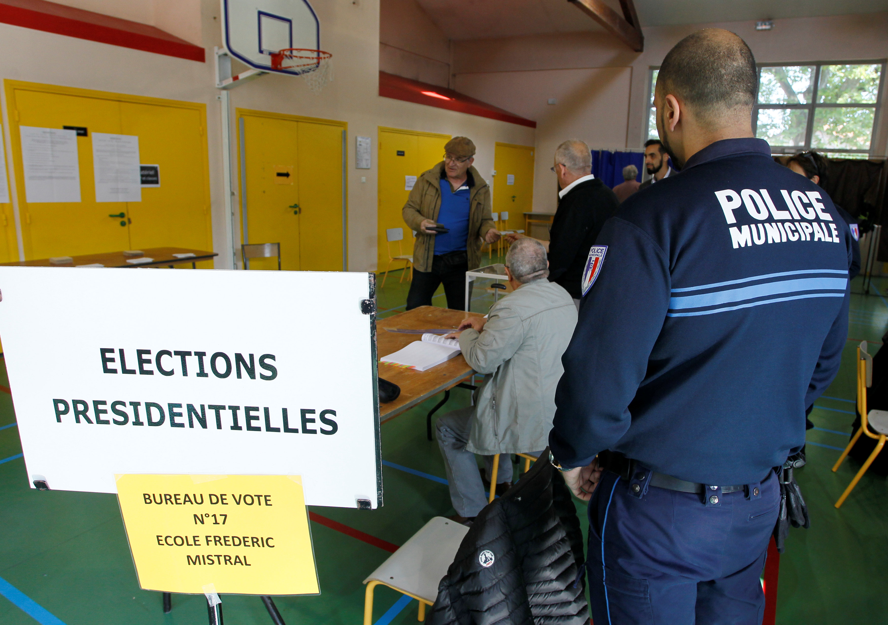 شرطى فرنسى داخل لجنة اقتراع بفرنسا