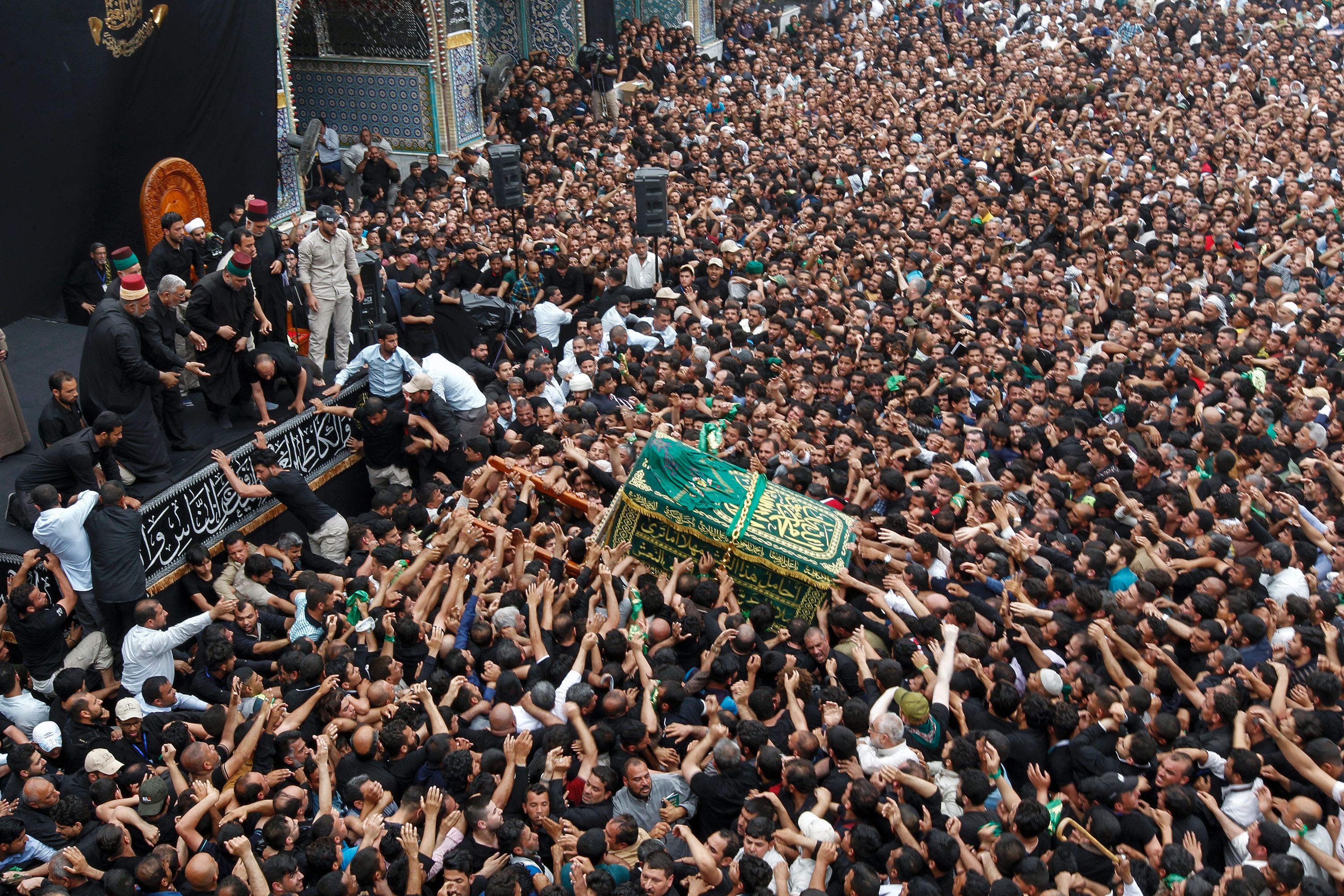 آلاف الشيعة يحتفلون بذكرى رحيل الإمام موسى الكاظم