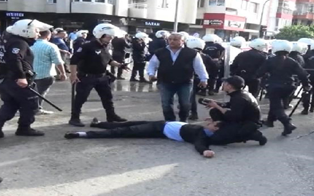 الشرطة التركية تسحل أحد المواطنين