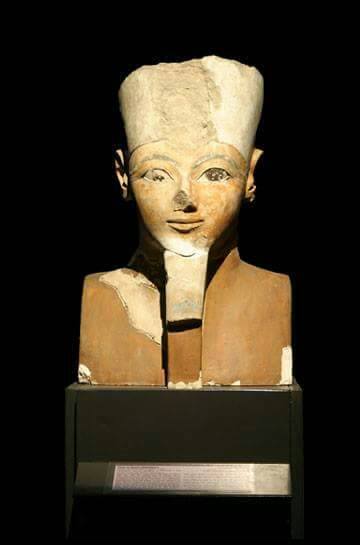 جزء من تمثال يمثل رأس الملكة حتشبسوت مرتدية التاج الأبيض