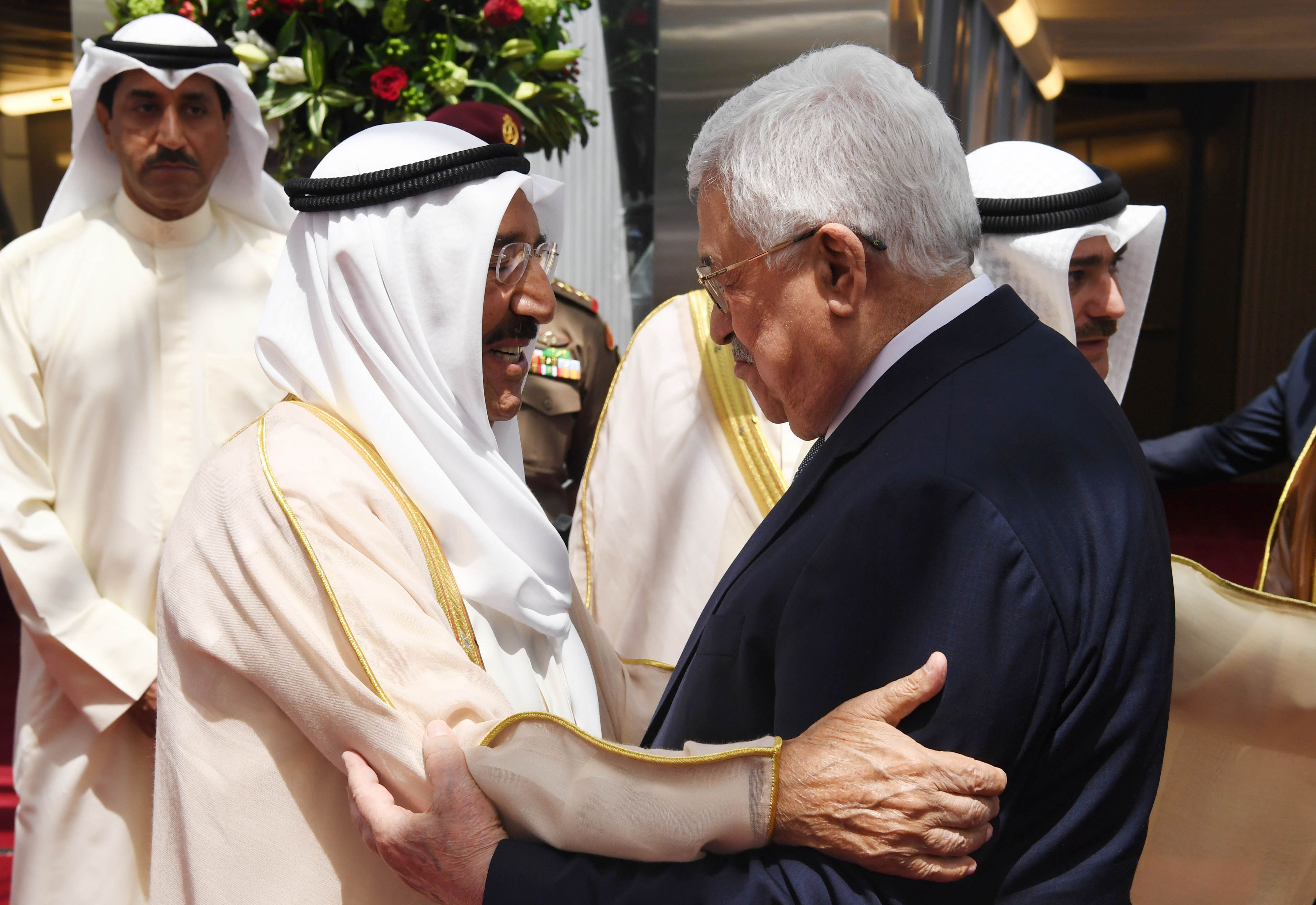 أمير الكويت يستقبل محمود عباس الرئيس الفلسطينى