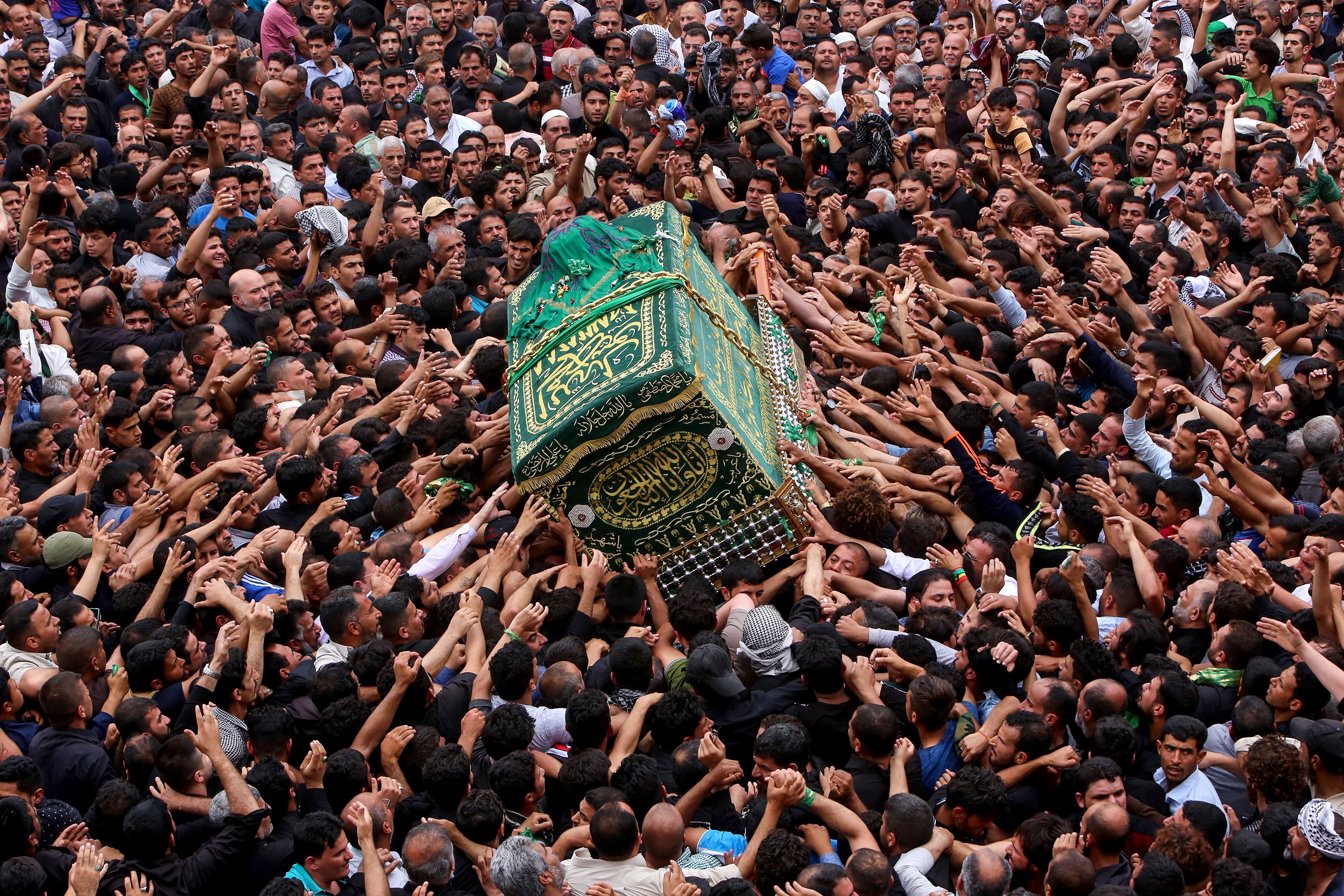 آلاف الشيعة يجتذبون النعش الرمزى فى ذكرى وفاة الإمام الكاظم