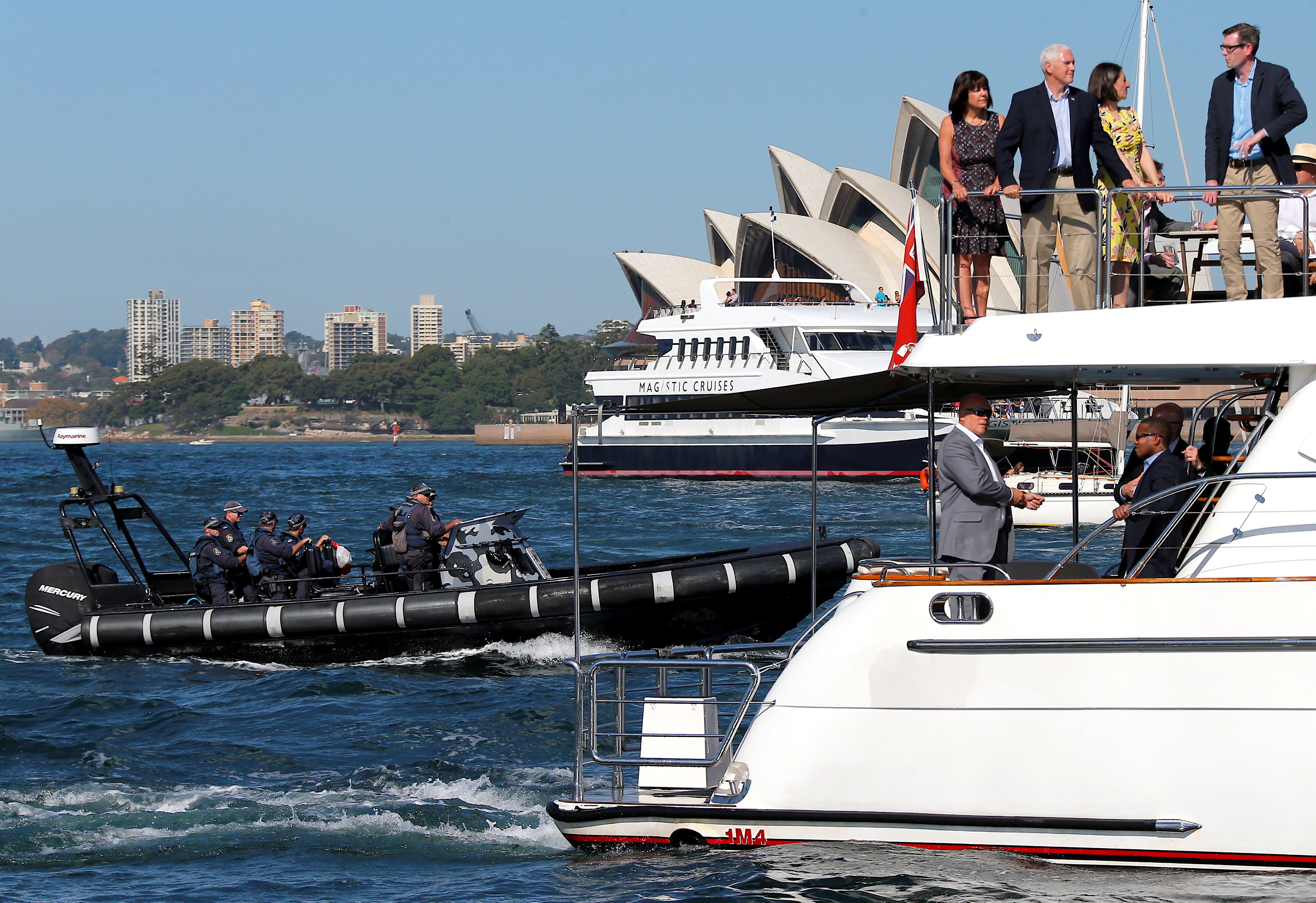 مايك بنس وعائلته على متن يخت فى جولة سياحية باستراليا