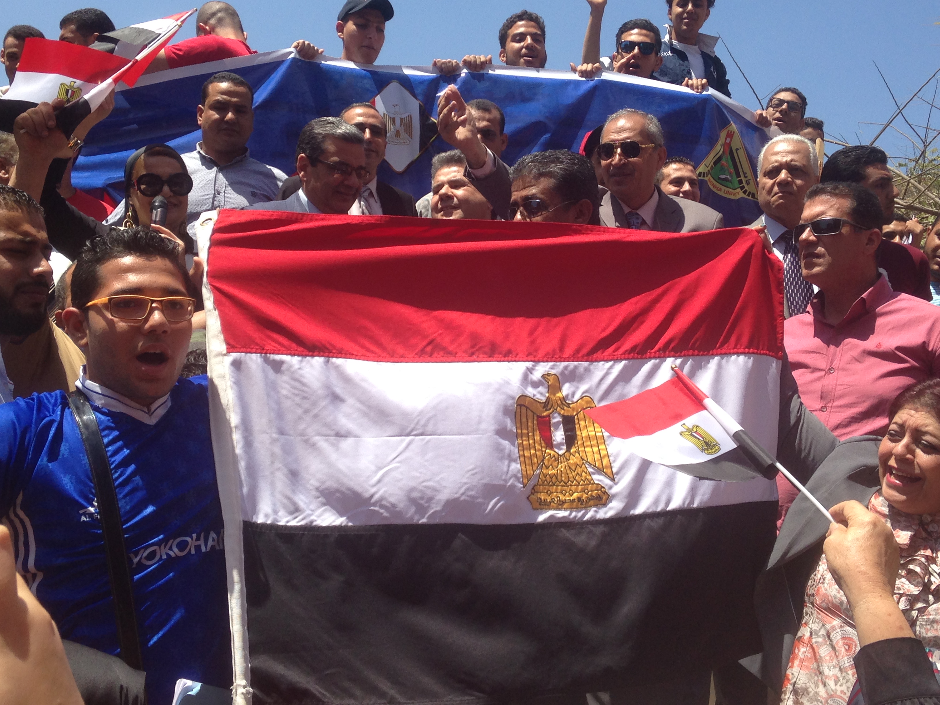 الطلاب يحملون علم مصر