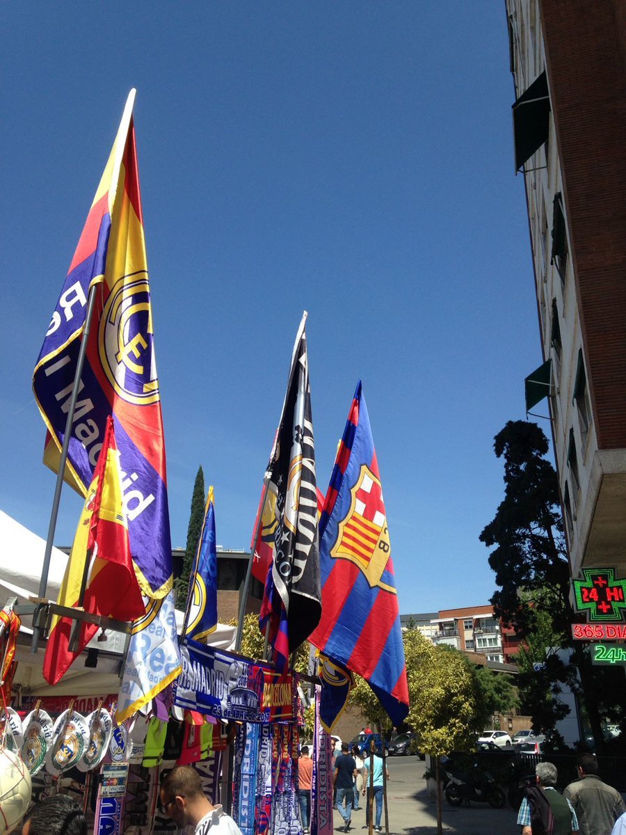 أعلام برشلونة وريال مدريد خارج البرنابيو