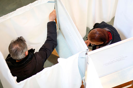 عملية التصويت فى انتخابات الرئاسة الفرنسية