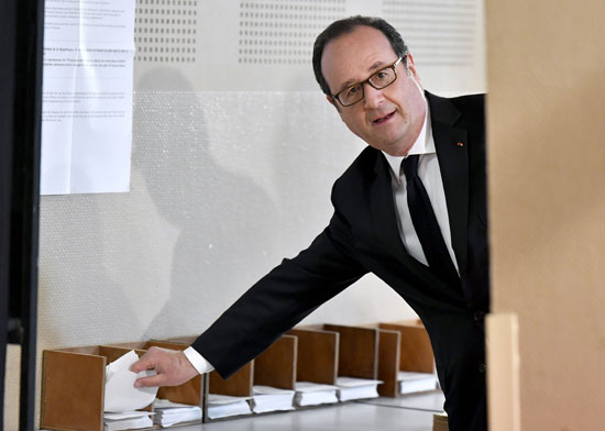 فرانسوا هولاند يسحب أوراق الاقتراع للإدلاء بصوته