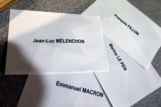 أوراق الاقتراع داخل لجان الانتخابات الرئاسية الفرنسية