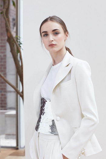 الجاكيت الأبيض والبنطلون تصميم مبتكر لعروس 2018