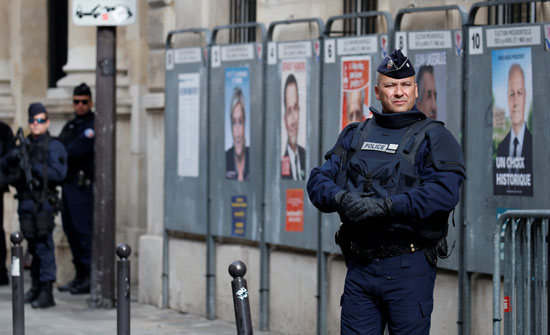 تمركز للشرطة الفرنسية فى محيط أحدى لجان الاقتراع