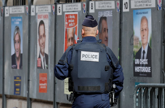 شرطى فرنسى يمشط محيط لجنة انتخابية