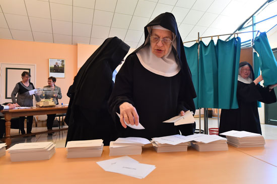 راهبة تسحب أوراق الاقتراع للانتخابات الفرنسية
