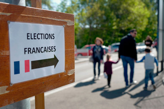 لافتة تشير إلى مقر اقتراع الانتخابات الفرنسية فى اسبانيا