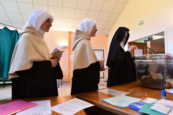 راهبات يضعن أوراق التصويت فى صندوق الاقتراع