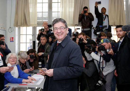 ميلانشون يدلى بصوته فى انتخابات الرئاسة الفرنسية