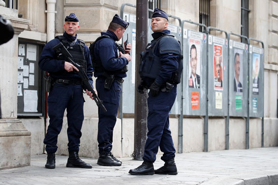 أفراد الشرطة الفرنسية يتابعون الحالة الأمنية خلال الانتخابات