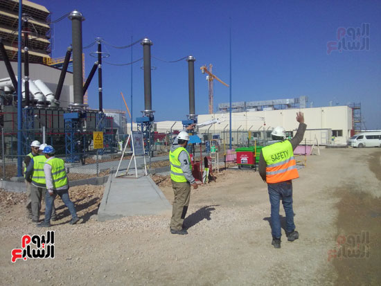  المهندسين بمحطة الكهرباء يواصلون عملهم