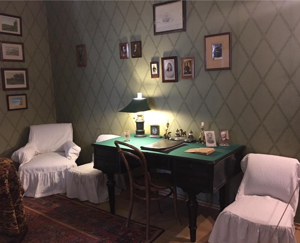 غرفة الكاتب الروسي العالمي تشيكوف ومكتبه الذي كتب عليه روائع الادب