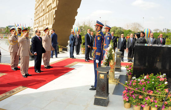 الرئيس السيسى يزور النصب التذكارى للجندى المجهول (5)