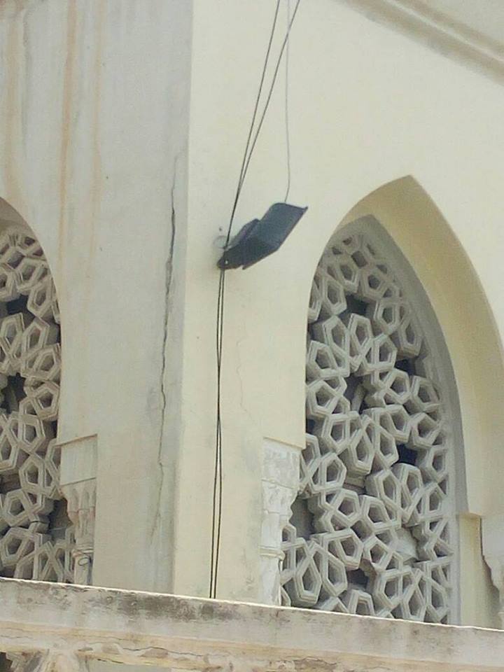 شرخ فى أحد جوانب المسجد