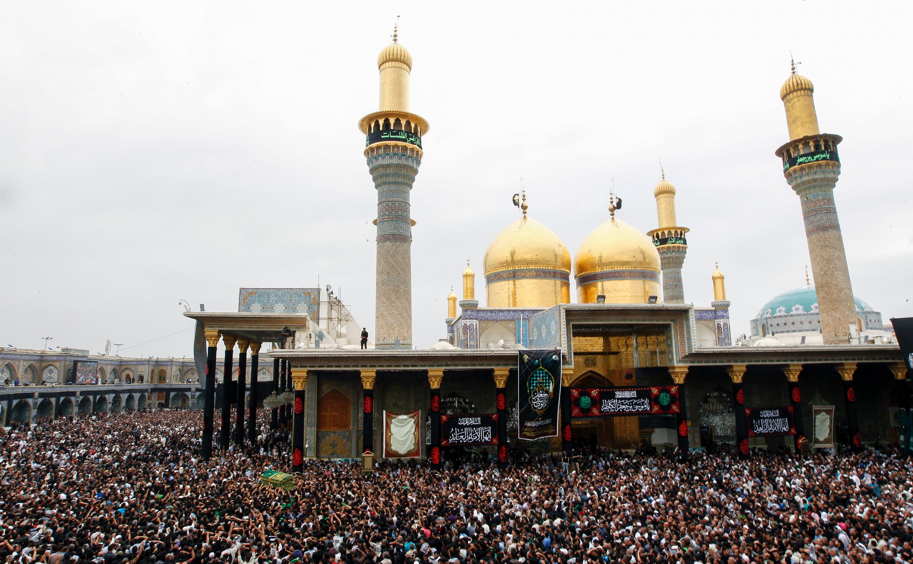 بالصور.. آلاف الشيعة يحيون ذكرى وفاة الإمام موسى الكاظم فى شمال بغداد - اليوم السابع