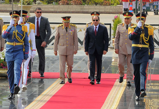 الرئيس السيسى يزور النصب التذكارى للجندى المجهول (2)