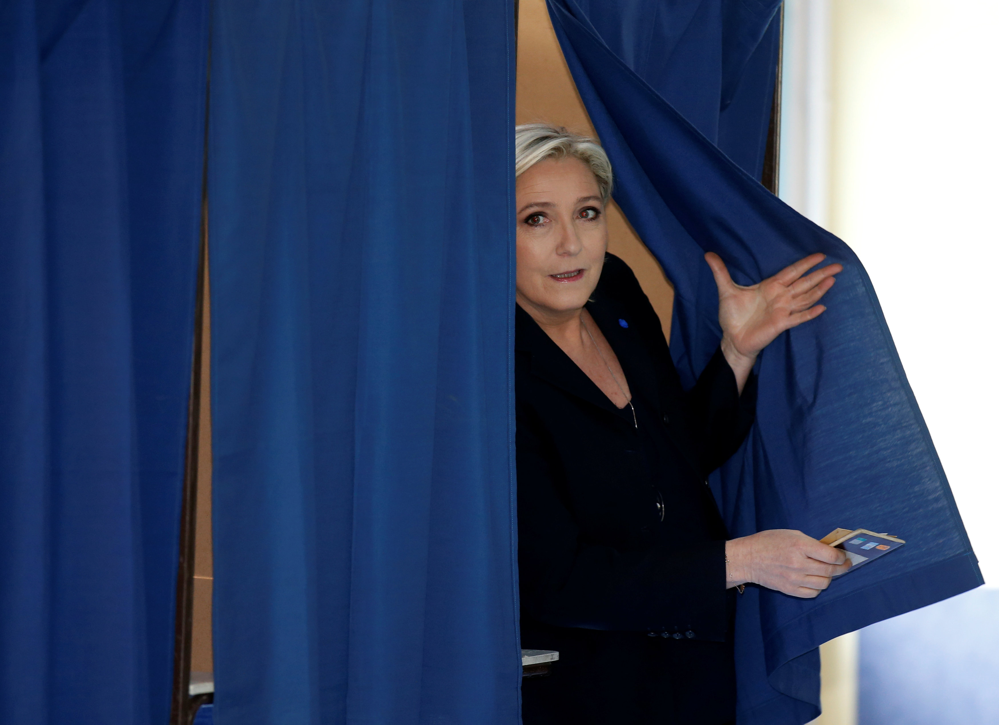 مارين لوبان تنتهى من الإدلاء بصوتها فى الانتخابات الفرنسية