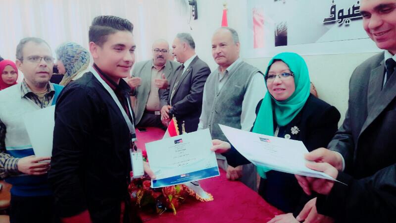  أحد الطلبة تكرمه مديرة التعليم بشمال سيناء
