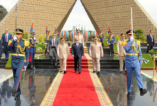 الرئيس السيسى يزور النصب التذكارى للجندى المجهول (7)