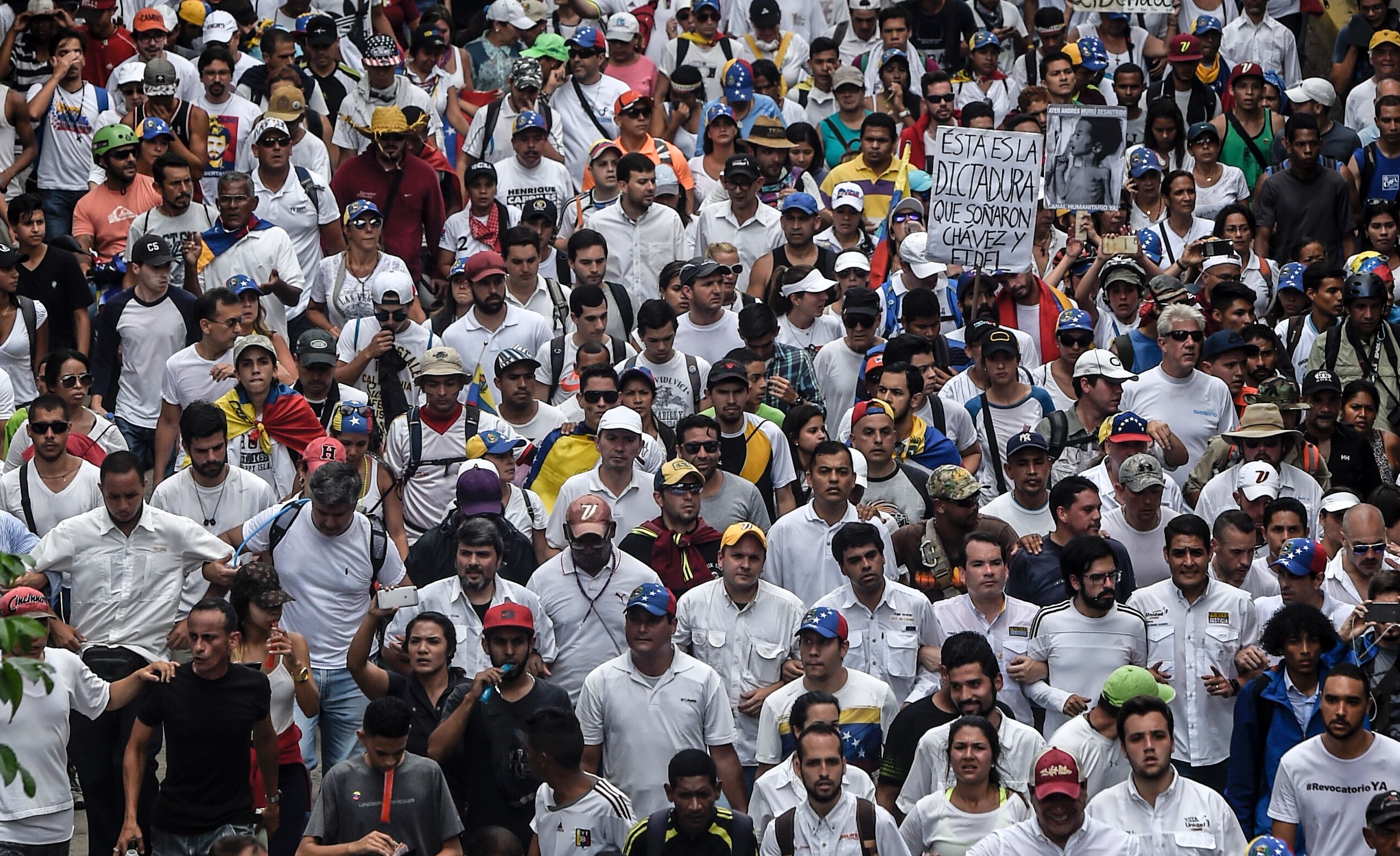 آلاف الفنزويليين يسيرون فى مظاهرات