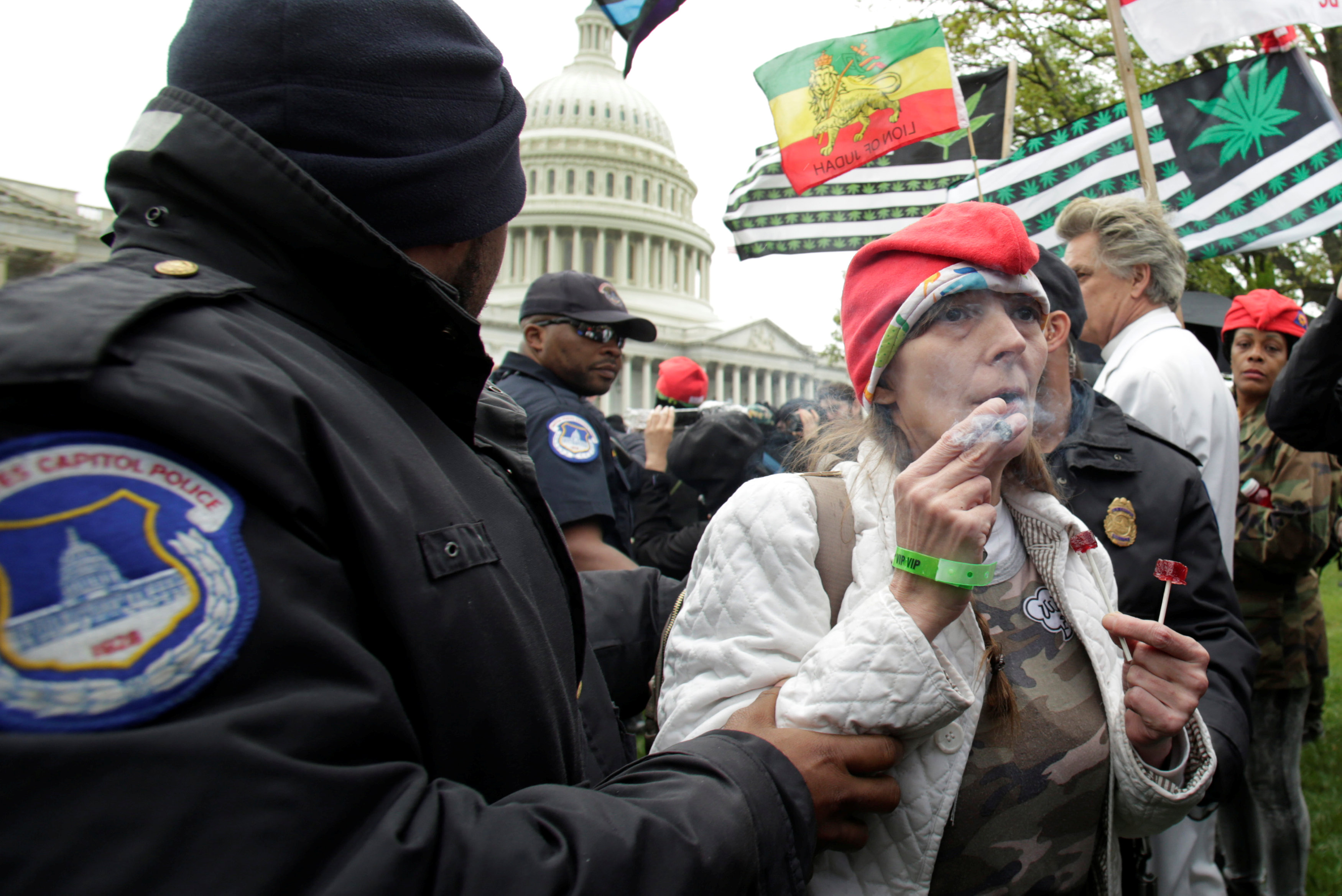 اعتقال سيدة خلال مظاهرة تطالب بتقنين الماريجوانا