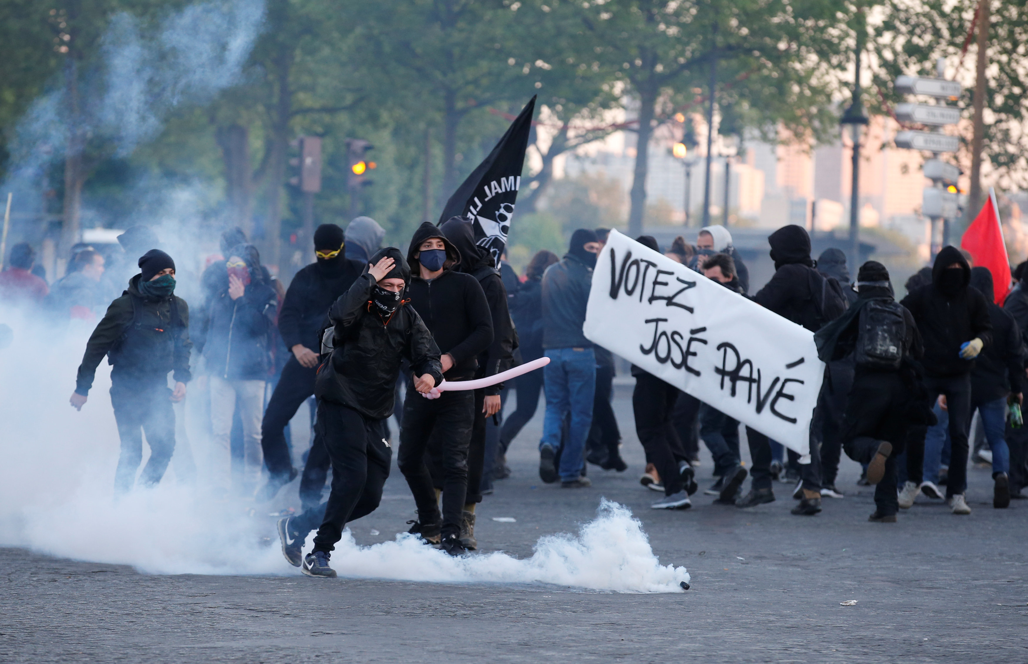 Почему протестуют против. Ультралевые и ультраправые. Ультраправые во Франции. Ультралевые анархисты. Левые правые ультралевые ультраправые.