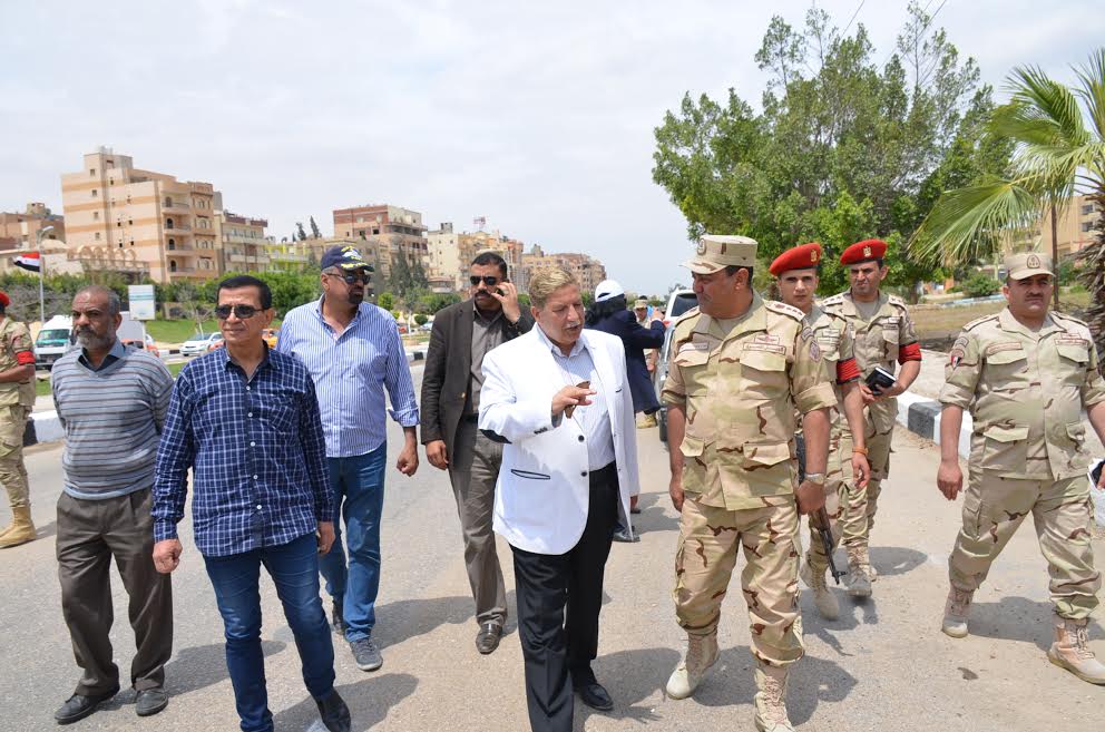3- المحافظ  وقيادات القوات المسلحة  أثناء تفقد  أعمال التأمين بالمحافظة