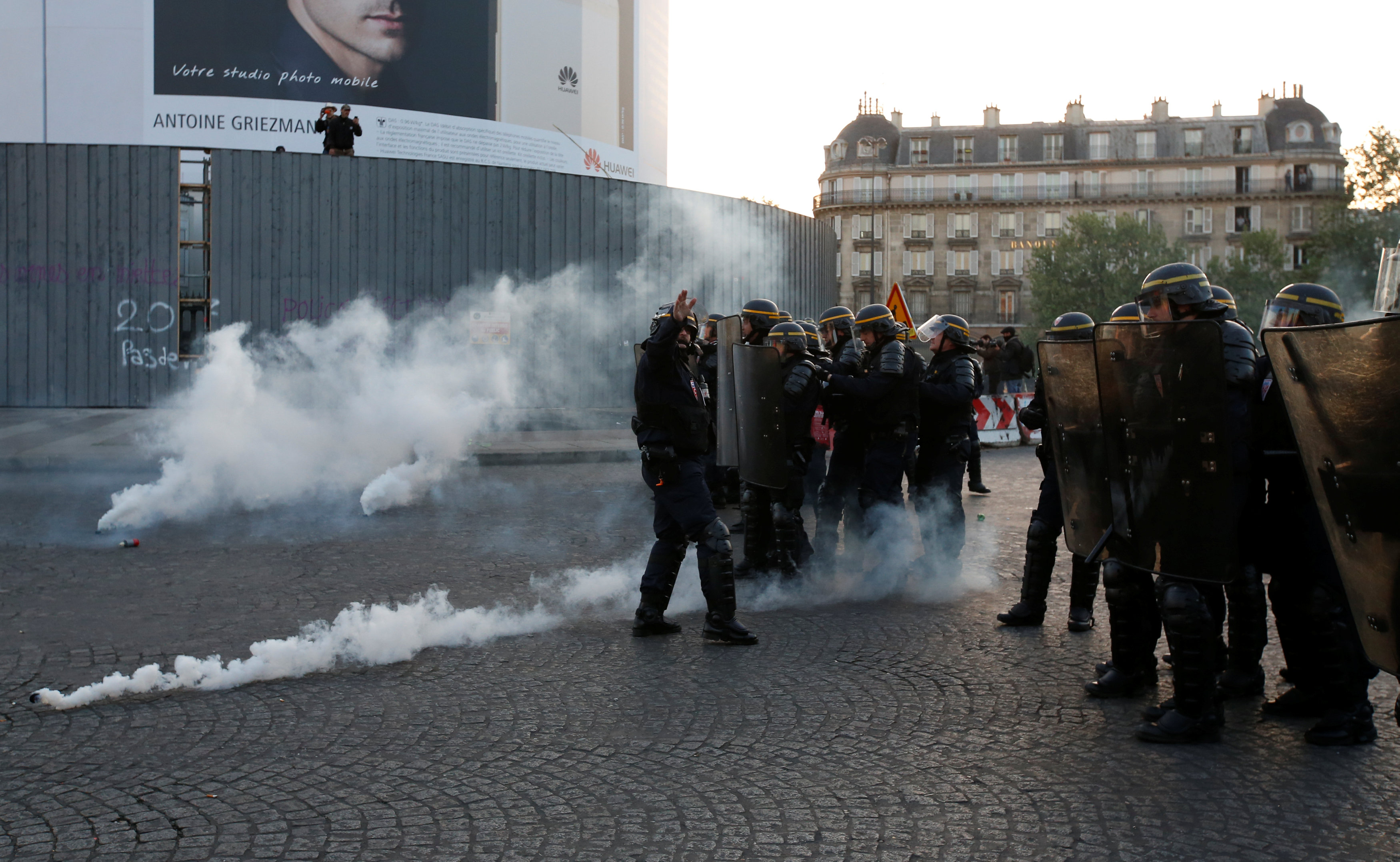 الشرطة الفرنسية تتصدر للمحتجين