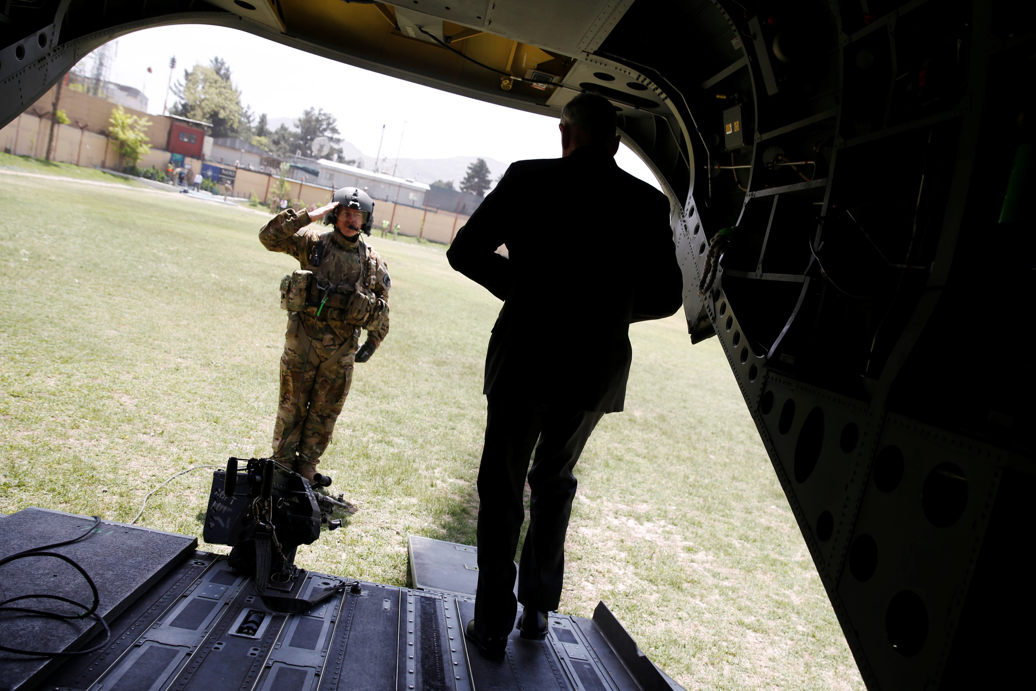جندى أمريكى يؤدى التحية العسكرية لوزير دفاع بلاده فور وصوله لأفغانستان