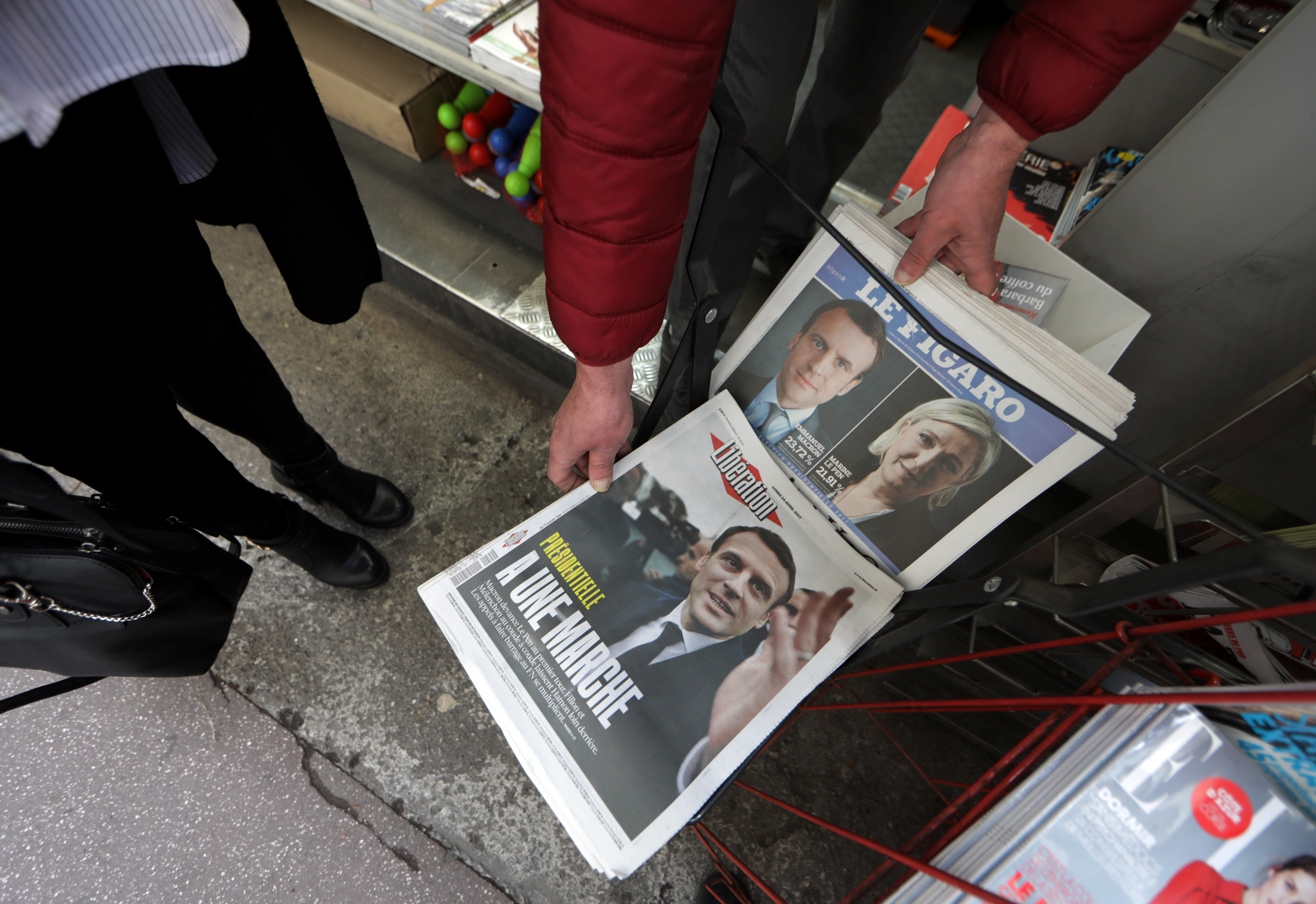 ماكرون ولوبان يتصدرون الصحف الفرنسية